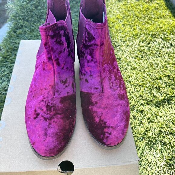 NIB Toms Crushed Velvet Ella Chelsea Boot Cherry Size 7 Whimsigoth - Picture 3 of 10